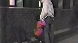 在电话交谈时吮吸父亲的阴茎（乱伦）
