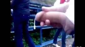 当她的堂兄记录它时，他妈的一条狗在屁股
