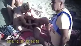 母亲打她的儿子，他乱搞她