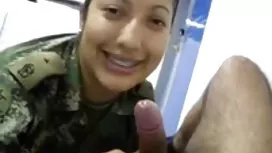 当她接受公鸡时，这个荡妇喜欢呻吟