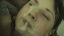 他们禁止他，所以他的女朋友把自己扔到另一个