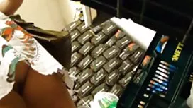 他没有敲门就进来了，他的父亲乱搞了她