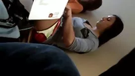 失业的兄弟通过强奸他的妹妹来解脱自己