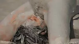 成熟的黑发性交在摄像头上的屁股