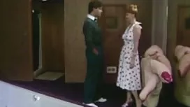 父亲把他女儿的手放