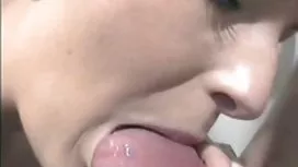 丰满的墨西哥人吮吸公鸡并杀死娘娘腔