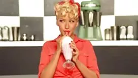 他用隐藏的相机记录了他的妹妹和她的阴部内的cums