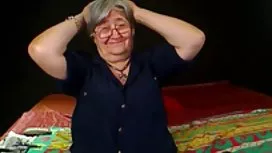 他说服他丰满的妹妹给他做爱