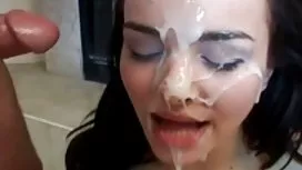 三人组装在淋浴间