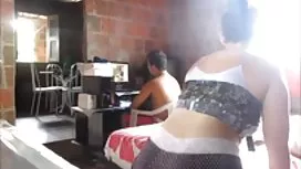 成熟而坚强的母亲杀死了她儿子年轻时的快乐