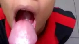 年轻的女孩在垫子上性交