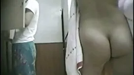 反复无常的小妹妹用她的屁股来换取戒指（乱伦）