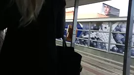 大山雀荡妇自慰，直到她的男朋友去操她