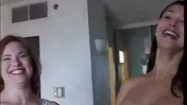 他拉着女朋友的头发，睫毛贴着她的屁股