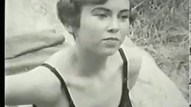 父亲抱着他的女儿，而他睡觉