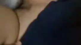 父亲正在破坏他年幼的女儿的阴部