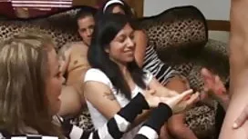他鞭打女儿的屁股并强奸她是一名坏学生