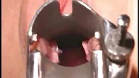 拉丁青少年吮吸鸡巴，并试图与她嘴里的鸡巴交谈
