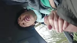 醉酒在人们面前的派对上操