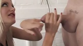 哥伦比亚的婊子闻到了她丈夫的阴茎