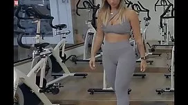 戴绿帽子的丈夫记录他的妻子他妈的另一个