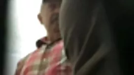 她在壁炉前赤身裸体