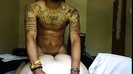 占有儿子强奸了他母亲的妓女，几乎打破了她的阴部