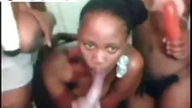 Nymphomaniac女儿希望她的父亲非常努力地操她，撕裂她的阴部