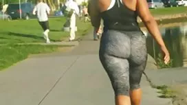 隐藏的相机记录他们他妈的在办公室