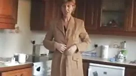 戴绿帽子在他妻子的阴户里舔陌生人的射液