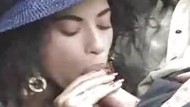 热的女儿用她的内裤狩猎她的父亲