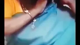 她打开她姐姐的阴部，乱搞她的睡觉