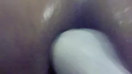 他吮吸她的男朋友并骑着他的所有屁股